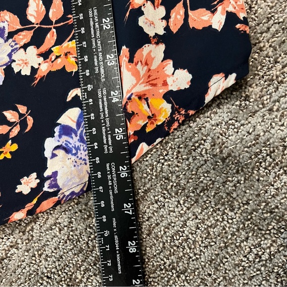 NWOT - MAURICES Dark Navy Floral Dressy V-Neck Sleeveless Top in Size M - Picture 6 of 9